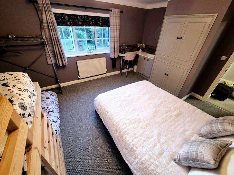Large 4 Bedroom House On The River Wensum Sleeps 13 Норвіч Екстер'єр фото