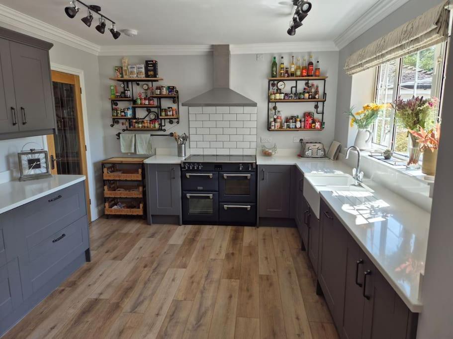 Large 4 Bedroom House On The River Wensum Sleeps 13 Норвіч Екстер'єр фото