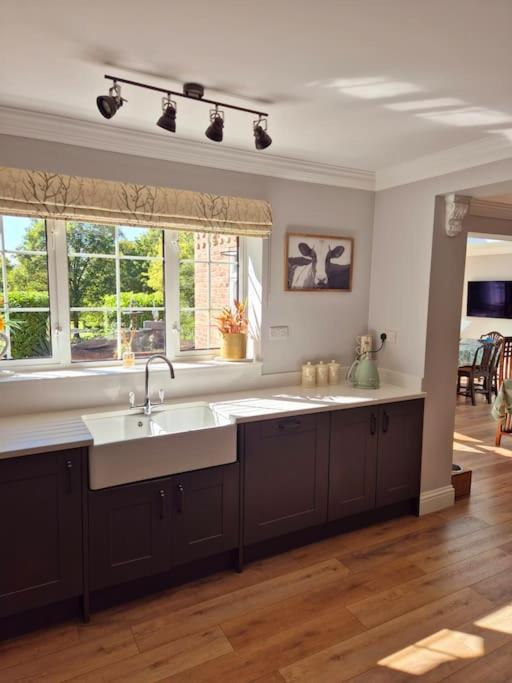 Large 4 Bedroom House On The River Wensum Sleeps 13 Норвіч Екстер'єр фото