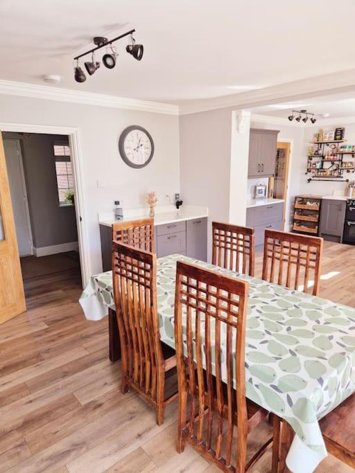 Large 4 Bedroom House On The River Wensum Sleeps 13 Норвіч Екстер'єр фото